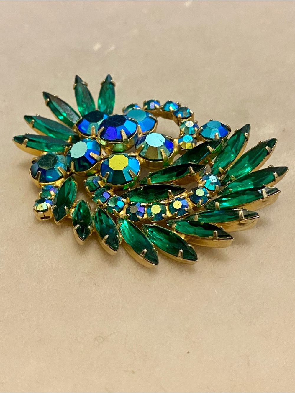Vintage Weiss Green Rhinestone Brooch